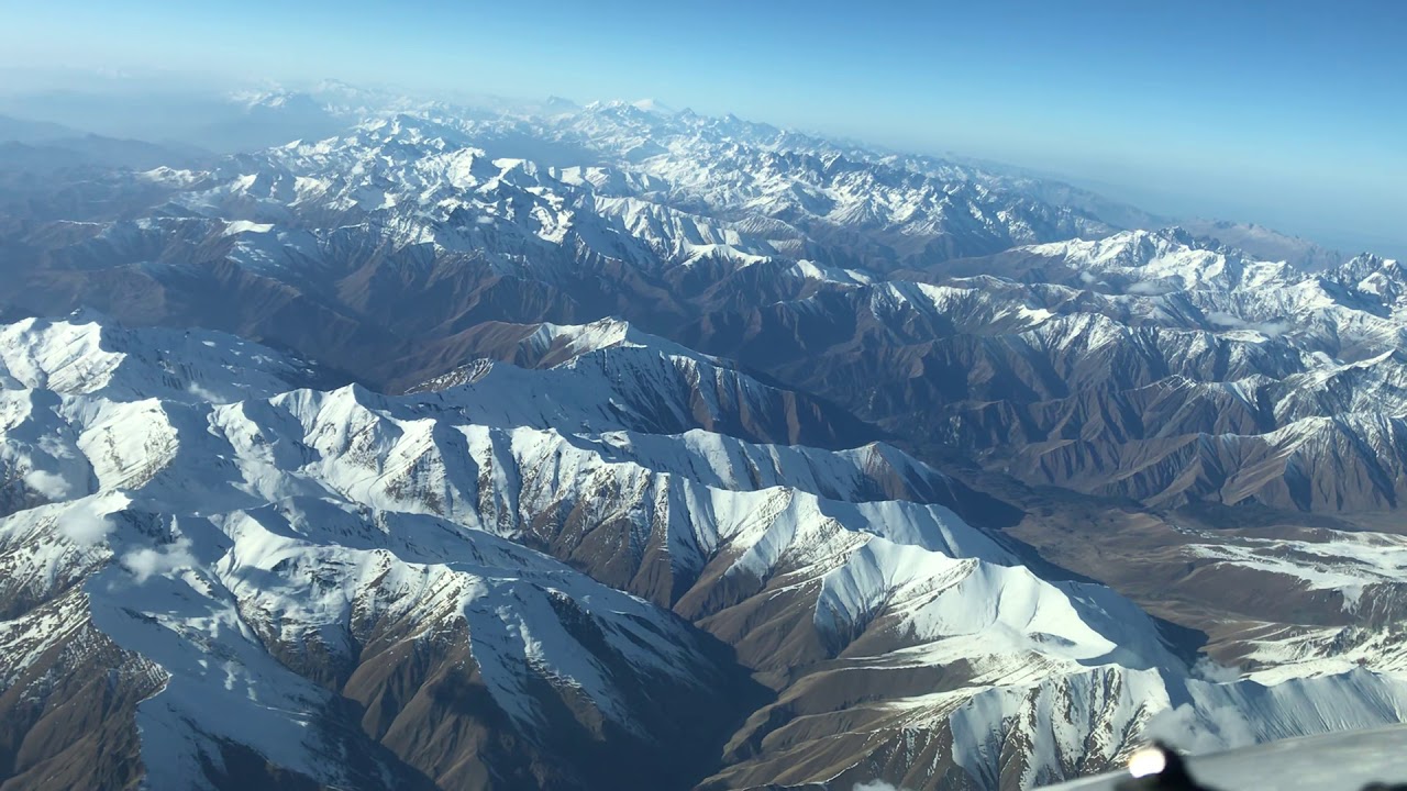 Красивое видео гор. Грузия и главный кавказский хребет. Горы Грузии с самолета. Главный кавказский хребет вид с космоса. Грузия горы вид с самолета.