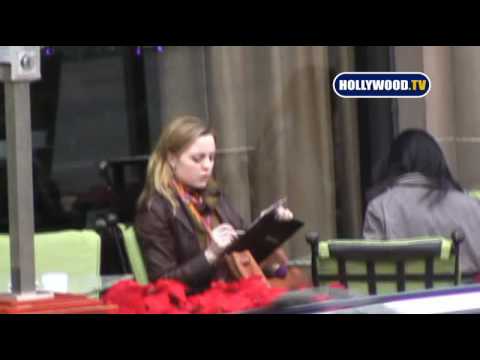 Melissa George pays the bill at the Beverly Wilshire Hotel