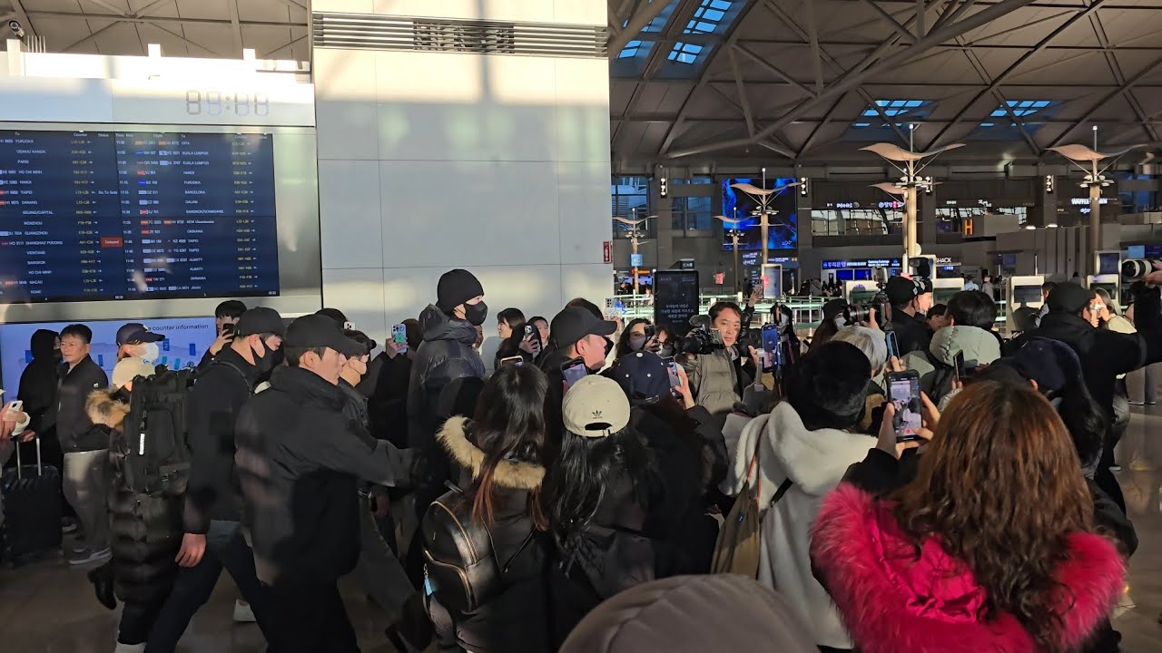 Walking next to Byeon Woo-seok  변우석 at Incheon Airport 12-12-2024