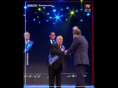 تسمحولي الرئيس السيسي يؤدي التحية العسكرية ل 6 من أبطال أكتوبر