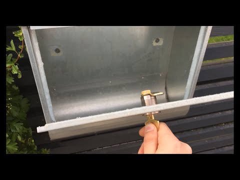 Video: Hvordan installerer jeg en ny postkasselås?