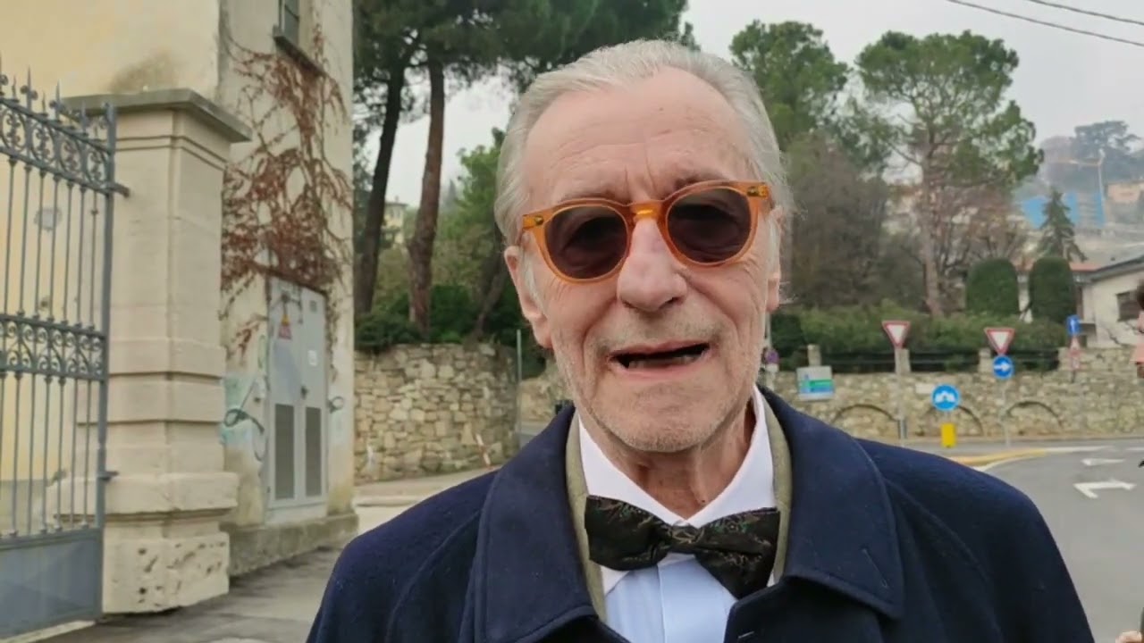 Vittorio Feltri allo svelamento della targa in ricordo dell’ex Brefotrofio di Bergamo
