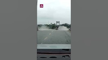 Khoảnh khắc nhiều phương tiện rơi xuống sông trong vụ sập cầu Phong Châu, Phú Thọ | VTC Now
