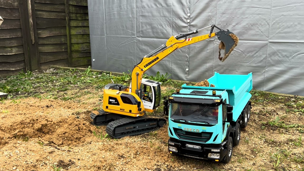 Rc 1/14 LIEBHERR 920 compact and Iveco 8x4 tipper truck