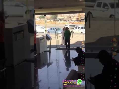 عميل في فرع موبايلي داخل بساطورة ويقولهم برجعلكم بعد ساعة والقاكم حالين مشكلتي