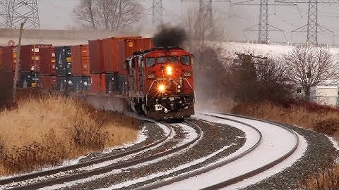 Fast CN and VIA trains in the snow ! (SD60Fs, Horn show and more)