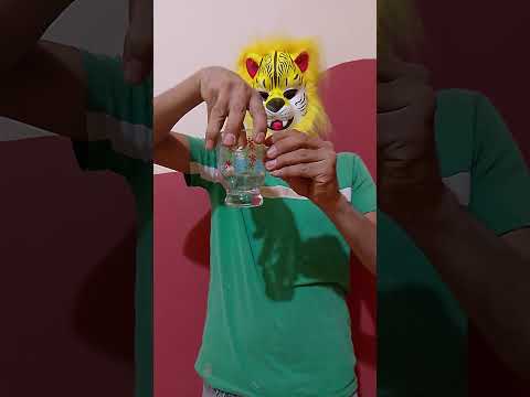 الجنيه اخترق الإزاز من غير ما يكسره     خدعة سحر وهم  