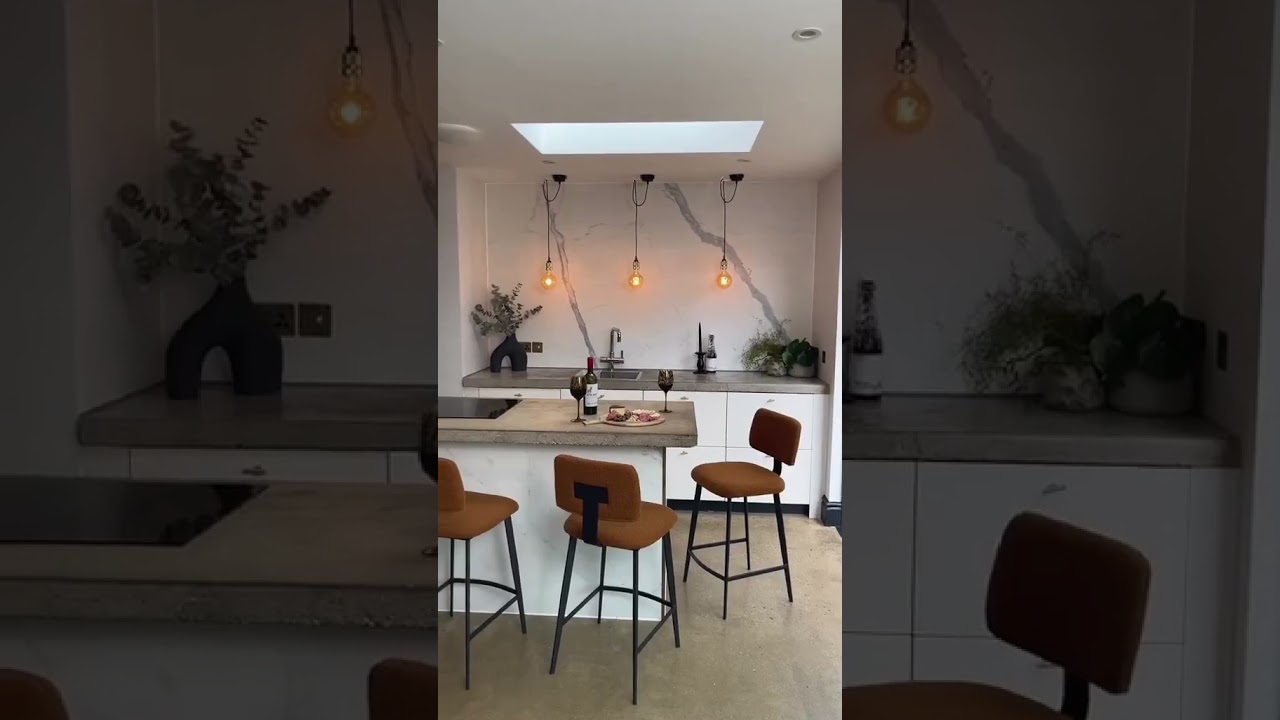 We’re obsessed with the Cotswold Bar Stools that add a pop of colour to any interior😍