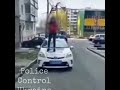 Дівчина на капоті патрульного авто: у поліції обіцяють прокоментувати інцидент пізніше