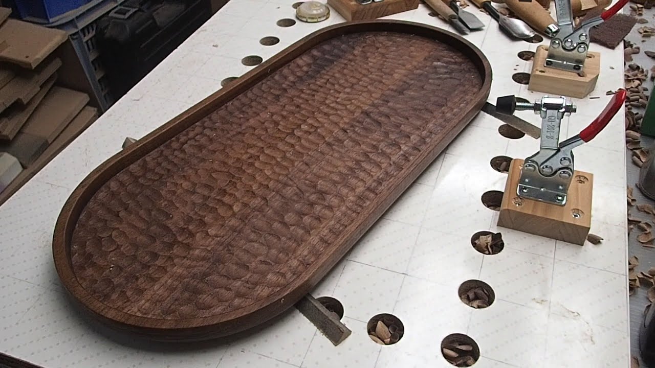 無垢ウォールナット材で木彫トレーを作ってみました。480X220X20ミリ