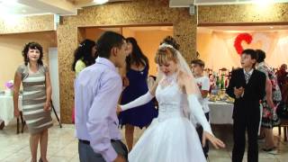 Танцы молодых на свадьбе