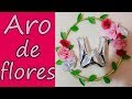 Aro con flores artificiales hechas de papel