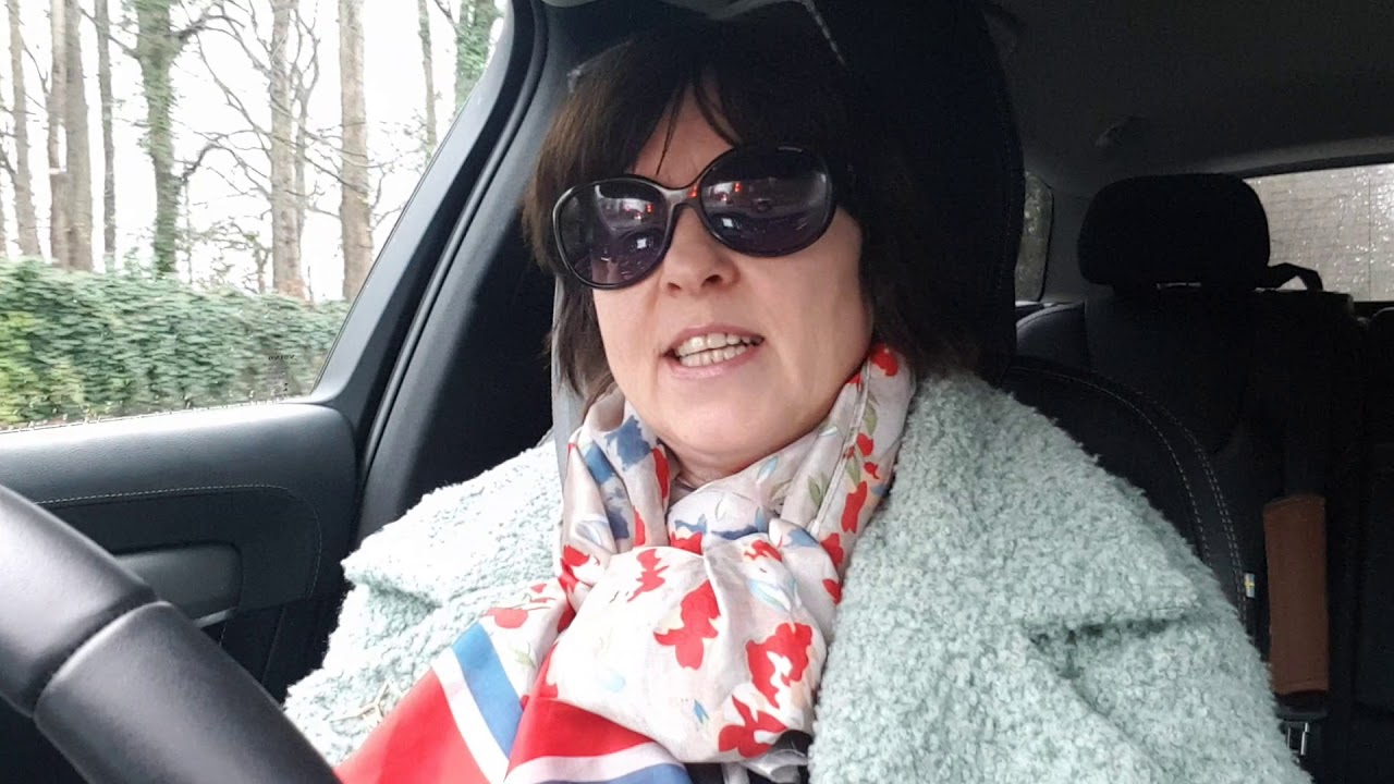 сидеть на двух стульях крайне опасно - YouTube