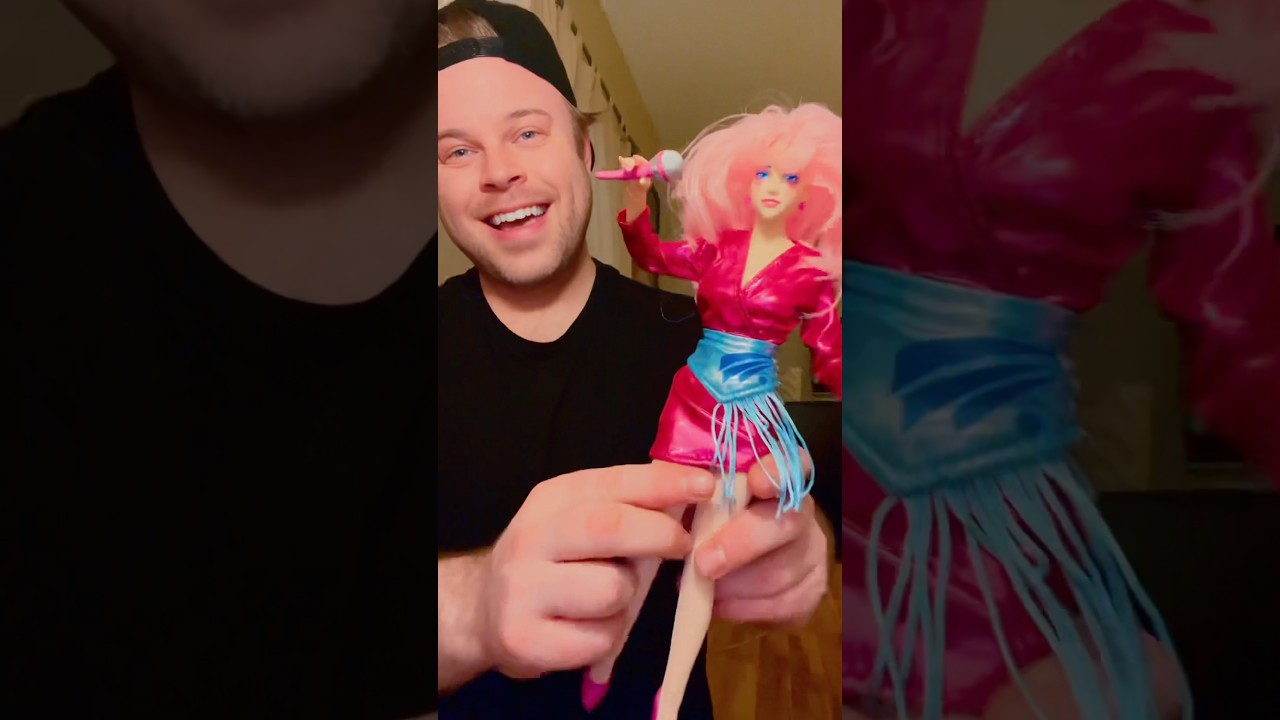 Let’s take a closer look at the new Jem & the Holograms dolls! 