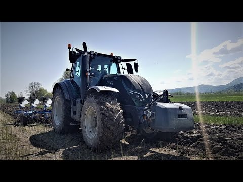 Ploughing Valtra T174