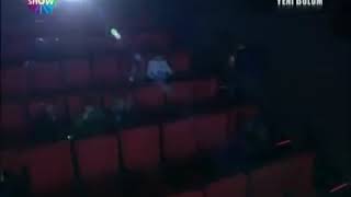 Pi̇s Yedi̇li̇deki̇ Orçunun Ve Alevin Öpüşme Sahnesi.