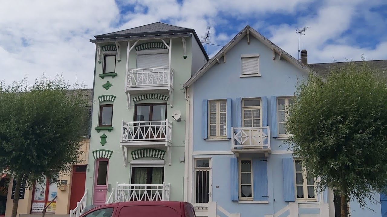 Прогулка по Пляжной улице городка Форт Маон