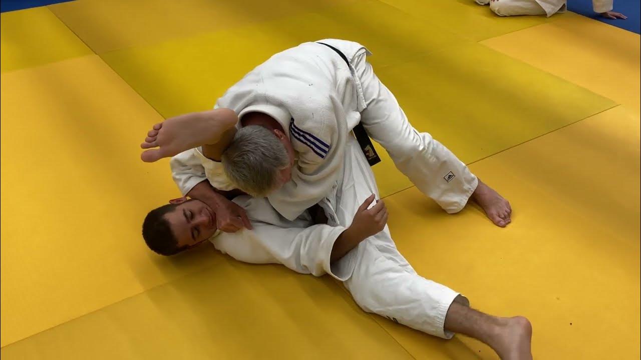 Techniques au sol dégagement par saisie de jambe. YouTube