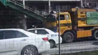 Truck Rams Taxi to Cause Traffic Jam! Resimi