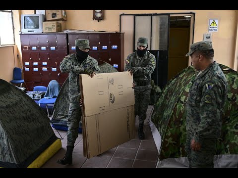 Ecuatorianos votan en elecciones generales en un clima de miedo
