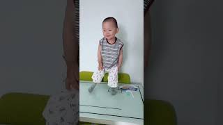 Thumbnail for 假装爸爸被电到了,幸好爸爸教过兜兜用电小常识,这回派上用场!#cute #baby #funny #comedy