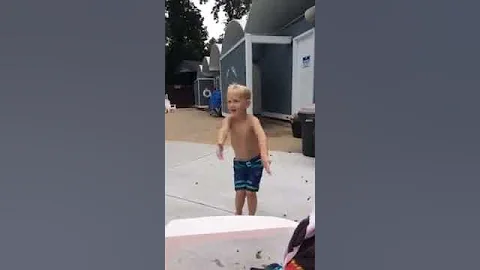Tavi dancing poolside