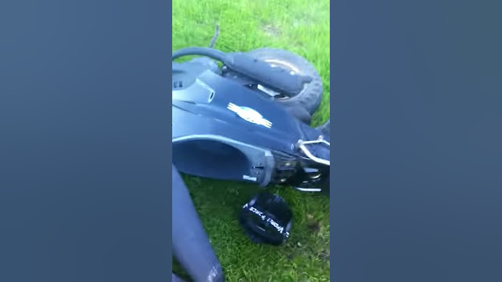 Dreng styrter på knallert - boy crashes on scooter/