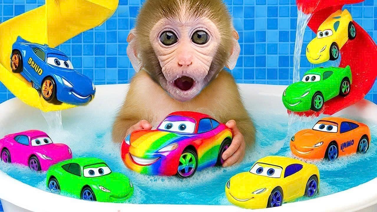 O Macaco Bon Bon alegremente o telescópio e se junta ao patinho na descoberta do universo