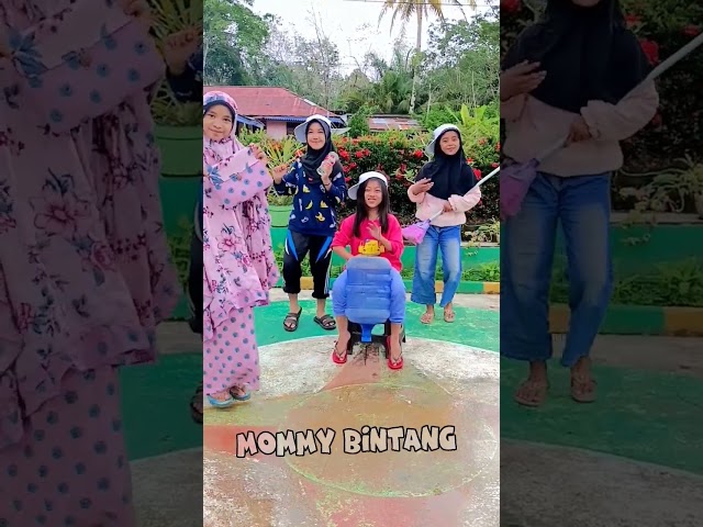 yang lain ngamen, si Reva malah Jadi duta Mukenah🤣🤣 #viral #trending #lucu #ngakak class=