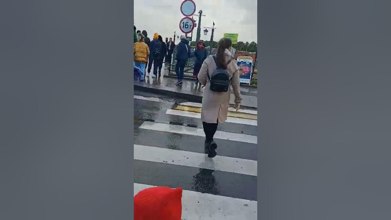 Шёл по улице бог стихи. Слушать я иду по городу. Девушка на улице. Слушать я иду по городу. Девушка на прогулке.