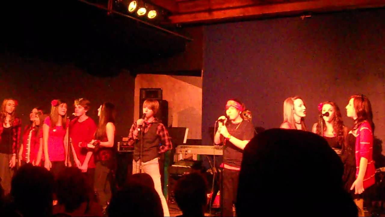 Nicole singing with her Spotlight GLEE showchoir YouTube