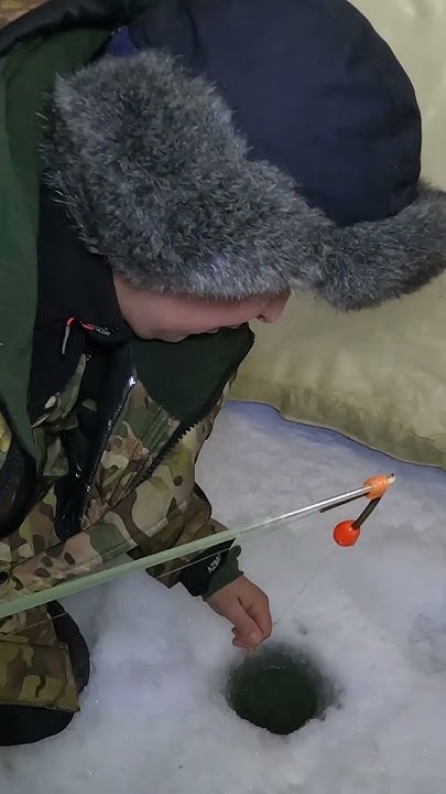 ГИГАНТСКАЯ САЙДА ЗИМОЙ НА МОРЕ СО ЛЬДА - YouTube