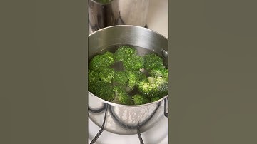 Blanching broccoli the right way. #food #recipe #cooking #healthy #dinner #salad #vegetables #foodie