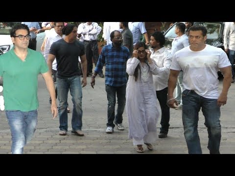 Salman Khan's Family Arbaaz & Sohail Khan Arrive At Ajay Devgn Veeru Devgn Prayer Meet camera iphone 8 plus apk