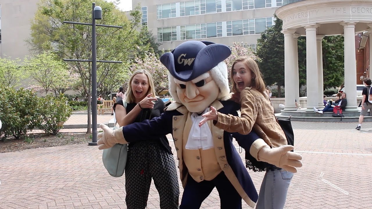 Students write thank you letters to alumni during GW Flag Day