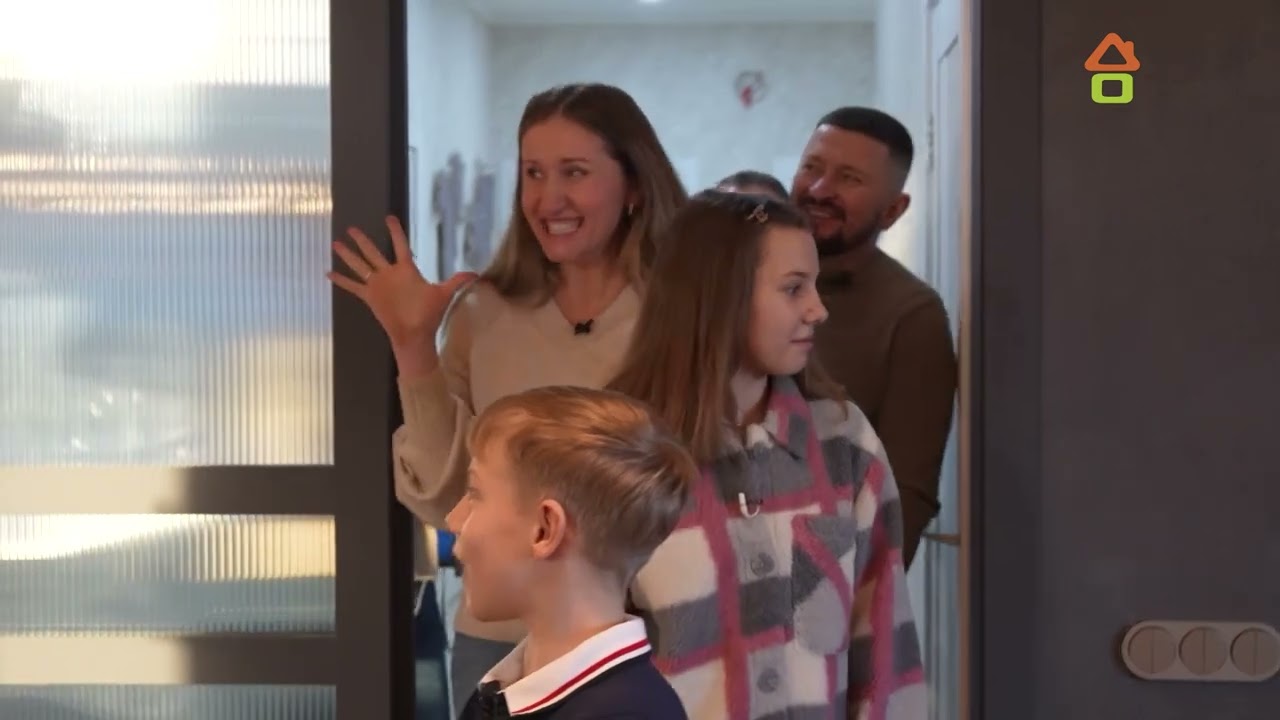 Gnature & Дачный ответ. Стильный проект кухни-гостиной с деревянными потолочными балками