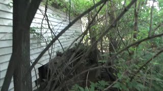 An overgrown abandoned house in Ohio - midwest USA urban exploration