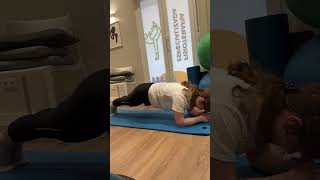 Plancha isométrica con apoyo de antebrazos