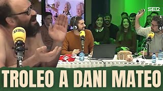 Dani Mateo se deja el móvil e Ignatius le hace un regalito