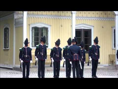 Video: Besøg vagtskiftet på Oslo Palace i Norge