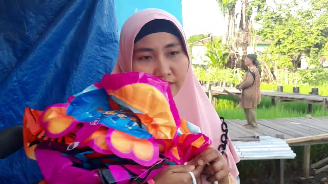 pilih_pilih balon karakter satu kranjang'menggulung tali dan isi gas balon karakter.