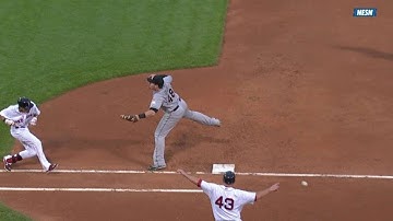 MIA@BOS: Betts reaches on throwing error by Koehler