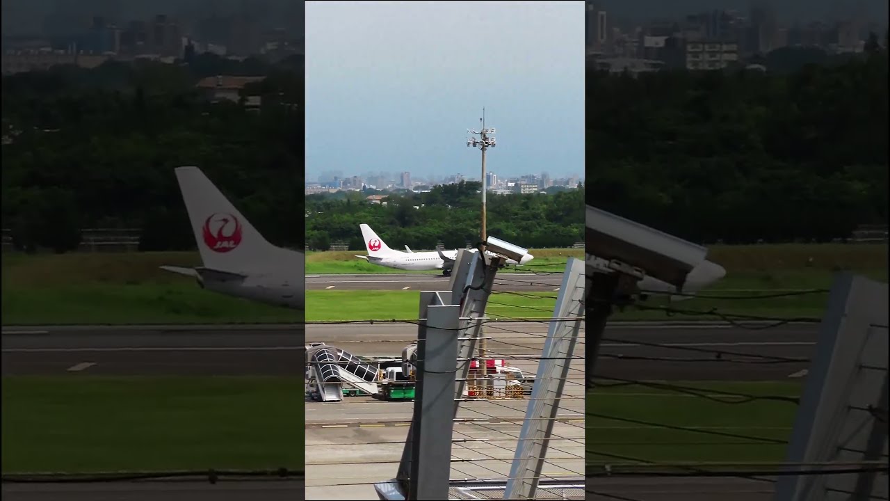 Japan Airlines Boeing 737 846 Take Off