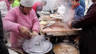 60岁大妈卖烧饼成网红，出摊就排队每天1000个不抗卖，日收入过万【阿杰美食记】