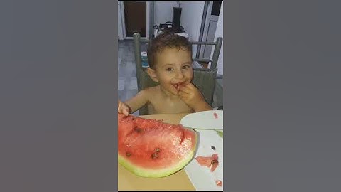 Andrei la 2 ani, prima oara când manca pepene :))) experimentam.