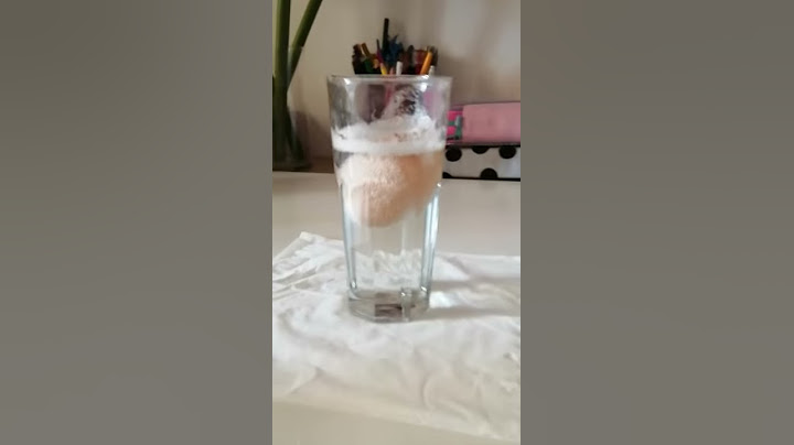 Experiment cu oul în oțet, după 12 ore
