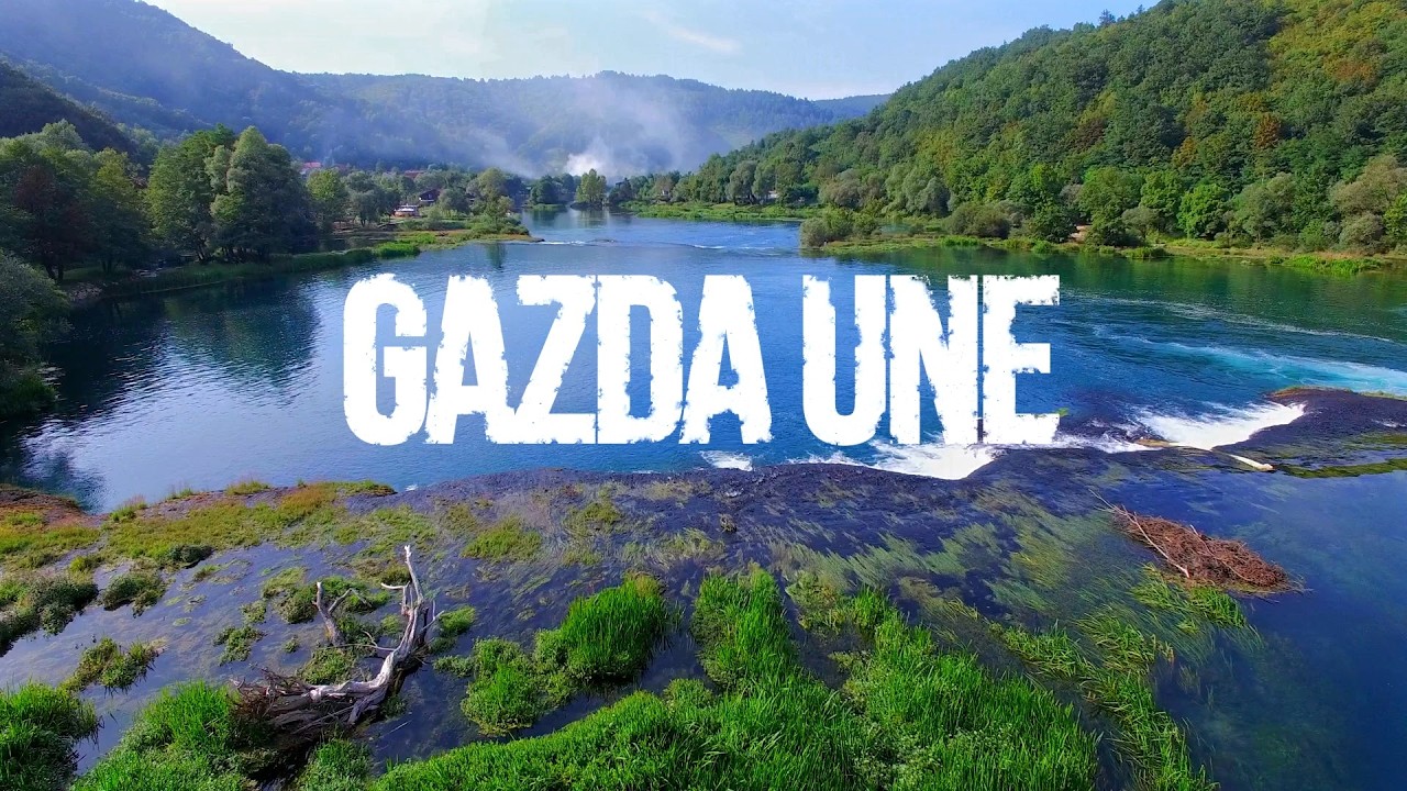 GAZDA UNE

Mirno septembarsko jutro na lijevoj obali rijeke Une u Lohovu narušavaju zvukovi čekića. Peterica radnika zakivaju daske na terasi bespravno izgrađene vikendice u strogo zaštićenom dijelu Nacionalnog parka „Una“, uz samu rijeku.

Gradska inspekcija je postavila žutu traku, zabranila radove te radnicima naredila da napuste gradilište. No, oni su se ubrzo vratili sa grupom ljudi pa je inspekcija pozvala policiju koja nije reagovala na prijetnje inspektorima.

Uprkos novčanim kaznama vlasnici ilegalnih objekata u ovom kraju već 15 godina nastavljaju sa gradnjom.

Bez dozvola se gradi u cijelom zaštićenom području, a posebno iza znaka o potpunoj zabrani gradnje između Dvoslapa i Troslapa, u blizini Bihaća. U mjestima Lohovo i Račić su obale rijeke postale gradilište od 1,6 kilometara. Izgrađeno je vikend-naselje sa 50-ak stambenih objekata lokalaca, među kojima ima policajaca, poduzetnika, notara i profesora.

Zbog nedovoljne podrške kantonalnih i federalnih institucija te straha od moguće odmazde vlasnika, urbanističko-građevinski inspektori formalno donose rješenja o rušenju ilegalnih vikendica, ali ih ne sprovode u djelo.

Stoga se u strogo zaštićenom dijelu Nacionalnog parka i dalje gradi, sužava tok Une i ispušta kanalizacija, ugrožavajući bogat živi svijet ovog područja i sedru – sedimentnu stijenu po kojoj je ovaj kraj poznat u svijetu.

Čitajte više na našem sajtu: 
https://cin.ba/nacionalni-park-una-bespravni-graditelji-mocniji-od-drzave/

Novinarka: Milena Mitrovič
Snimatelji: Nedim Agić, Dženat Dreković
Producent: Mubarek Asani