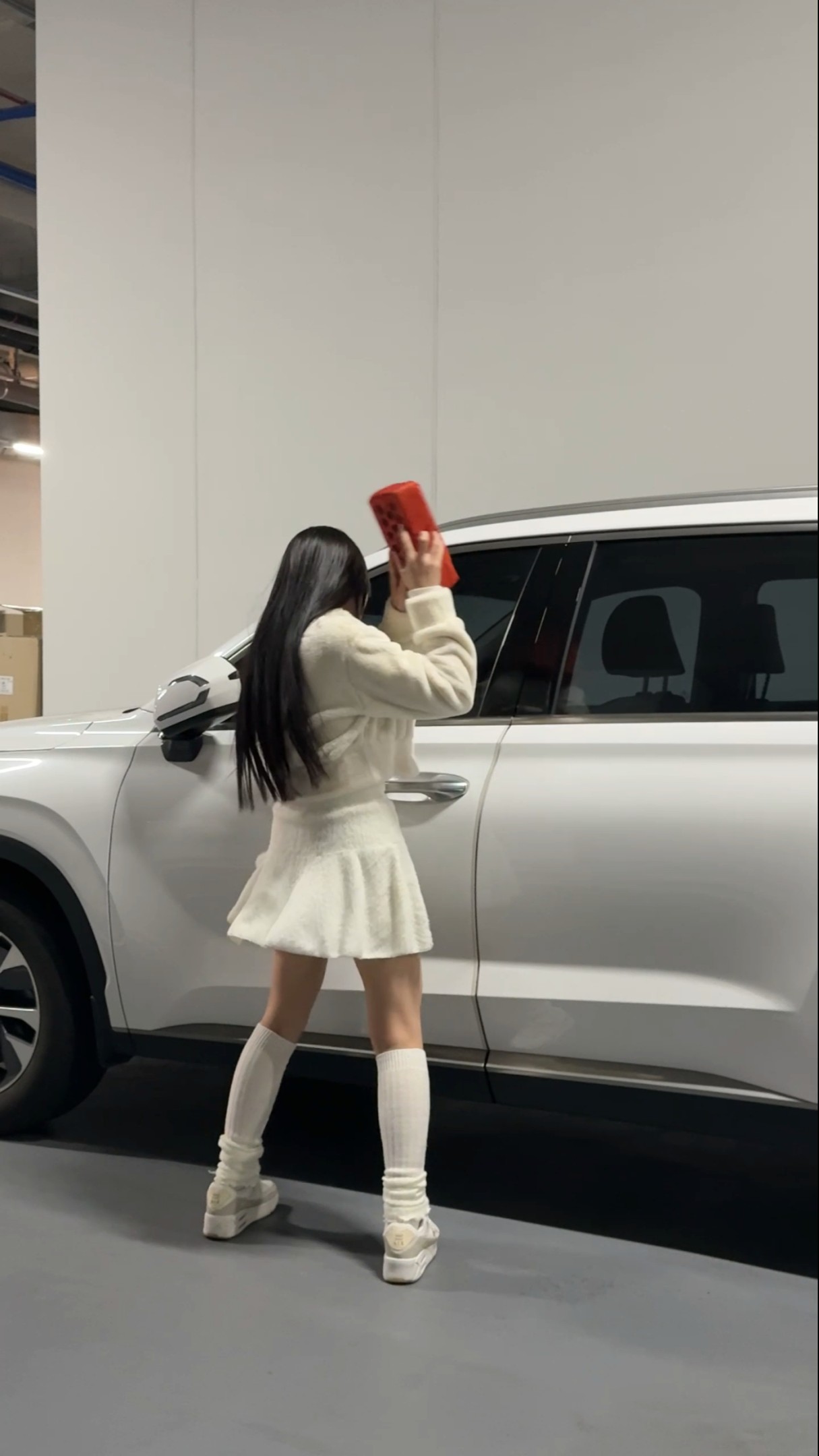 그녀가 차 유리를 깨부시는 이유