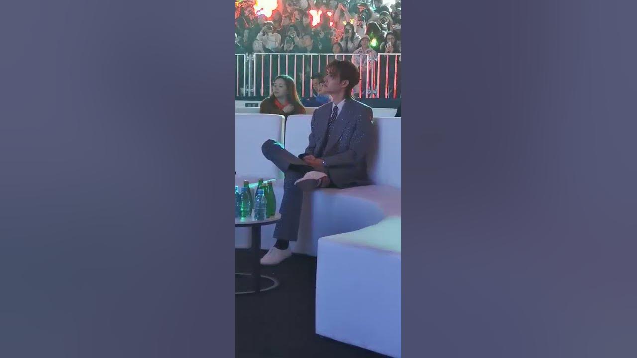 【王一博WangYibo】Tencent Starlight Awards stand by翘着二郎腿，小脚脚跟着音乐一动一动，也太可爱了吧