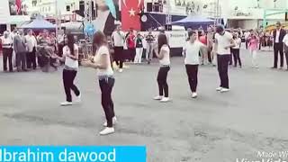 رقص بنات وشباب الجامعة على معزوفة حماسية